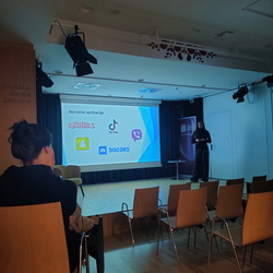 Odraščanje najstnikov v digitalni dobi [16. december 2025]